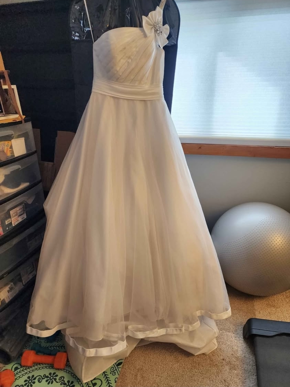 Elegant White Strapless A-Line Wedding Dress with Floral Accent